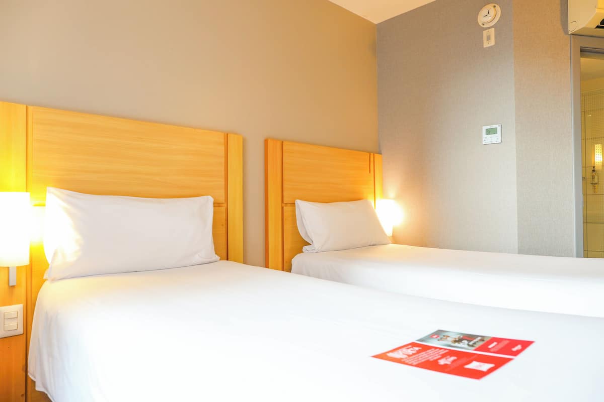 Habitación estándar, 2 camas individuales | Caja de seguridad en la habitación, escritorio y insonorización