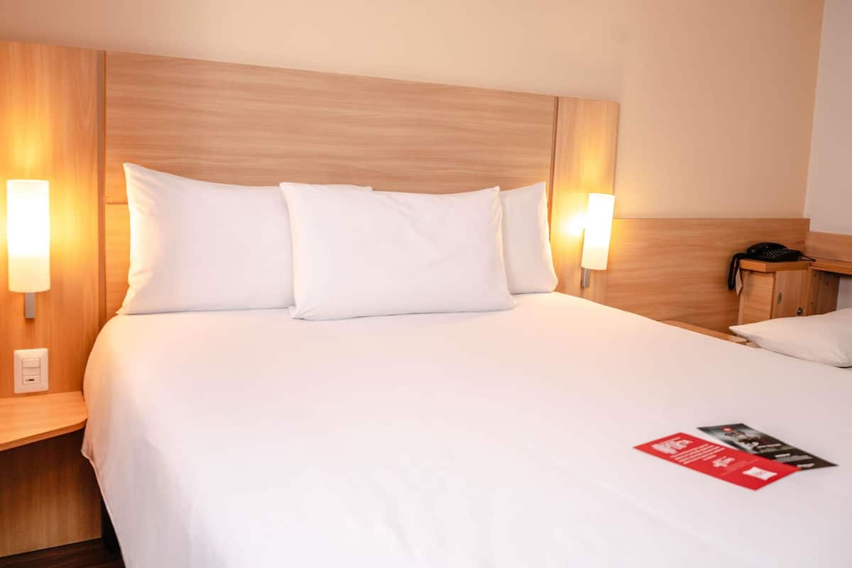 Chambre Standard, Plusieurs lits | Coffre-fort, bureau, systĂšme dâinsonorisation, fer et planche Ă repasser