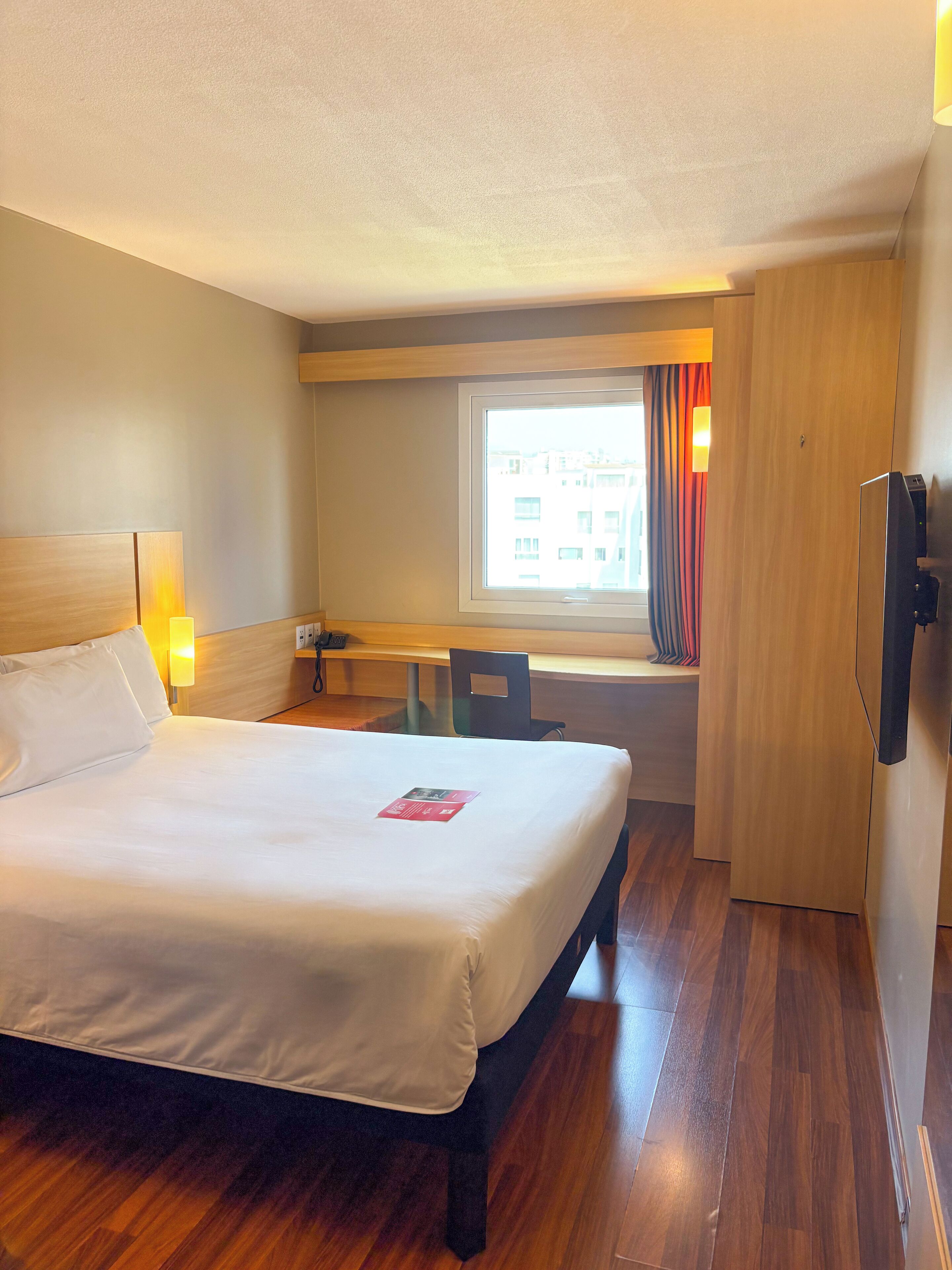 Rom – standard, 1 dobbeltseng | Safe på rommet, skrivebord, lydisolert og strykejern/-brett