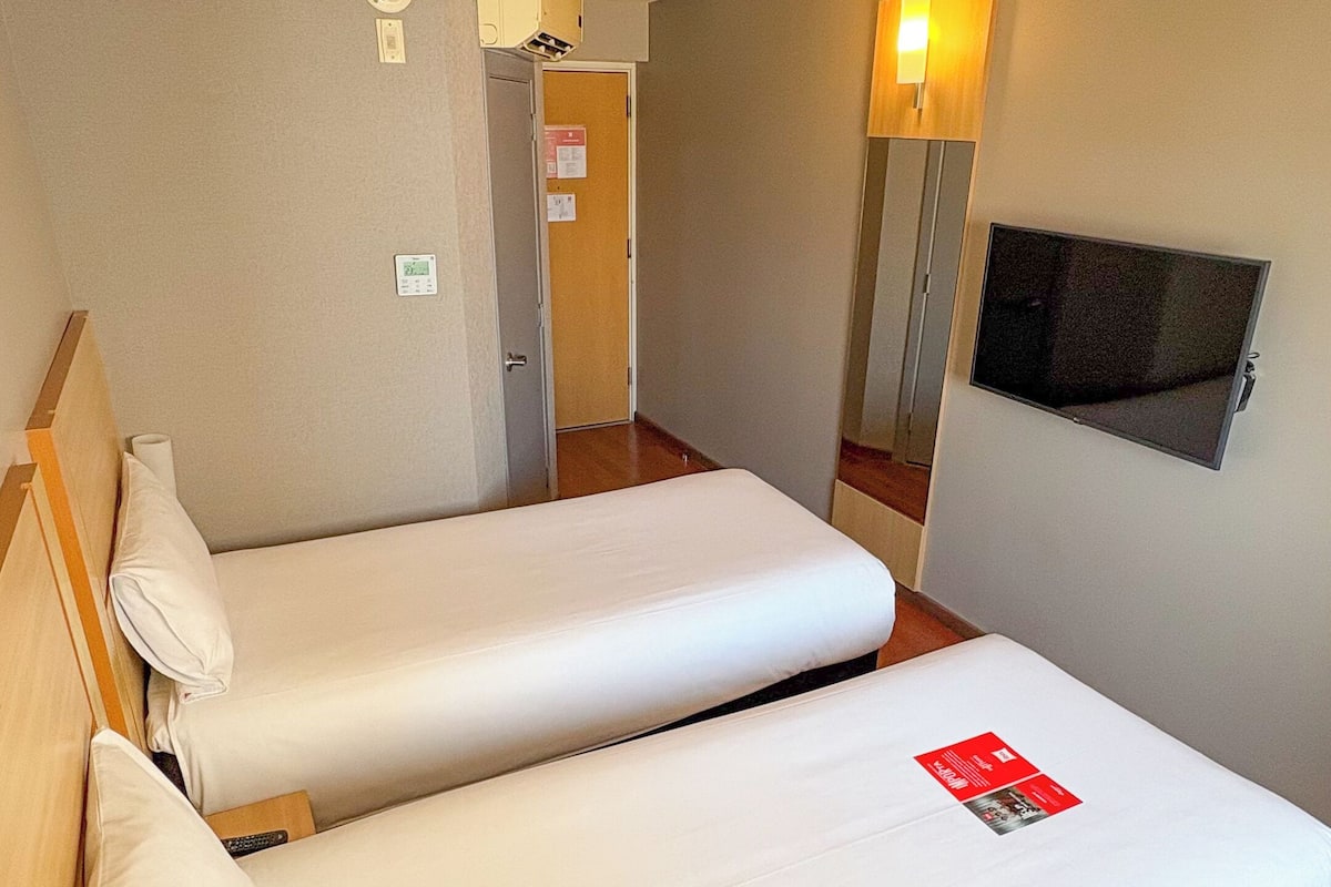 Rom – standard, 2 enkeltsenger | Safe på rommet, skrivebord, lydisolert og strykejern/-brett