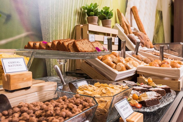 Daily buffet breakfast (PEN 30 per person)