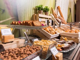 Daily buffet breakfast (PEN 30 per person)