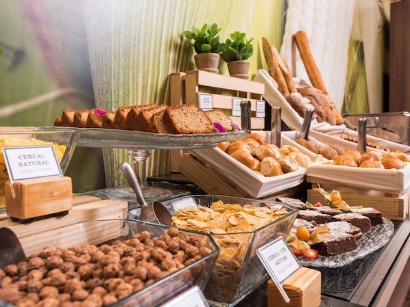 Daily buffet breakfast (PEN 30 per person) - ibis Larco Miraflores (Lima)