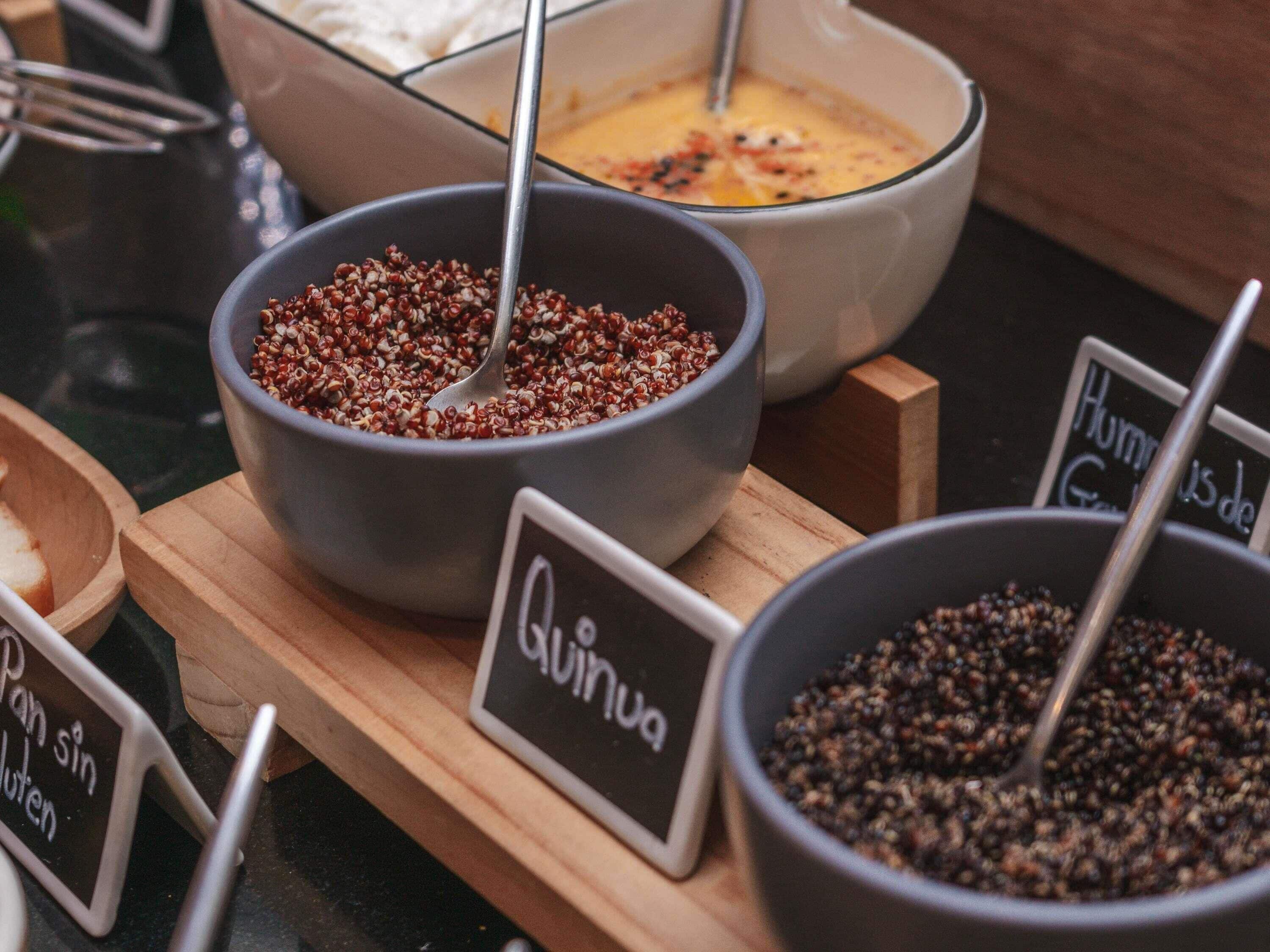 Exhibición de alimentos con quinoa y otros cereales.