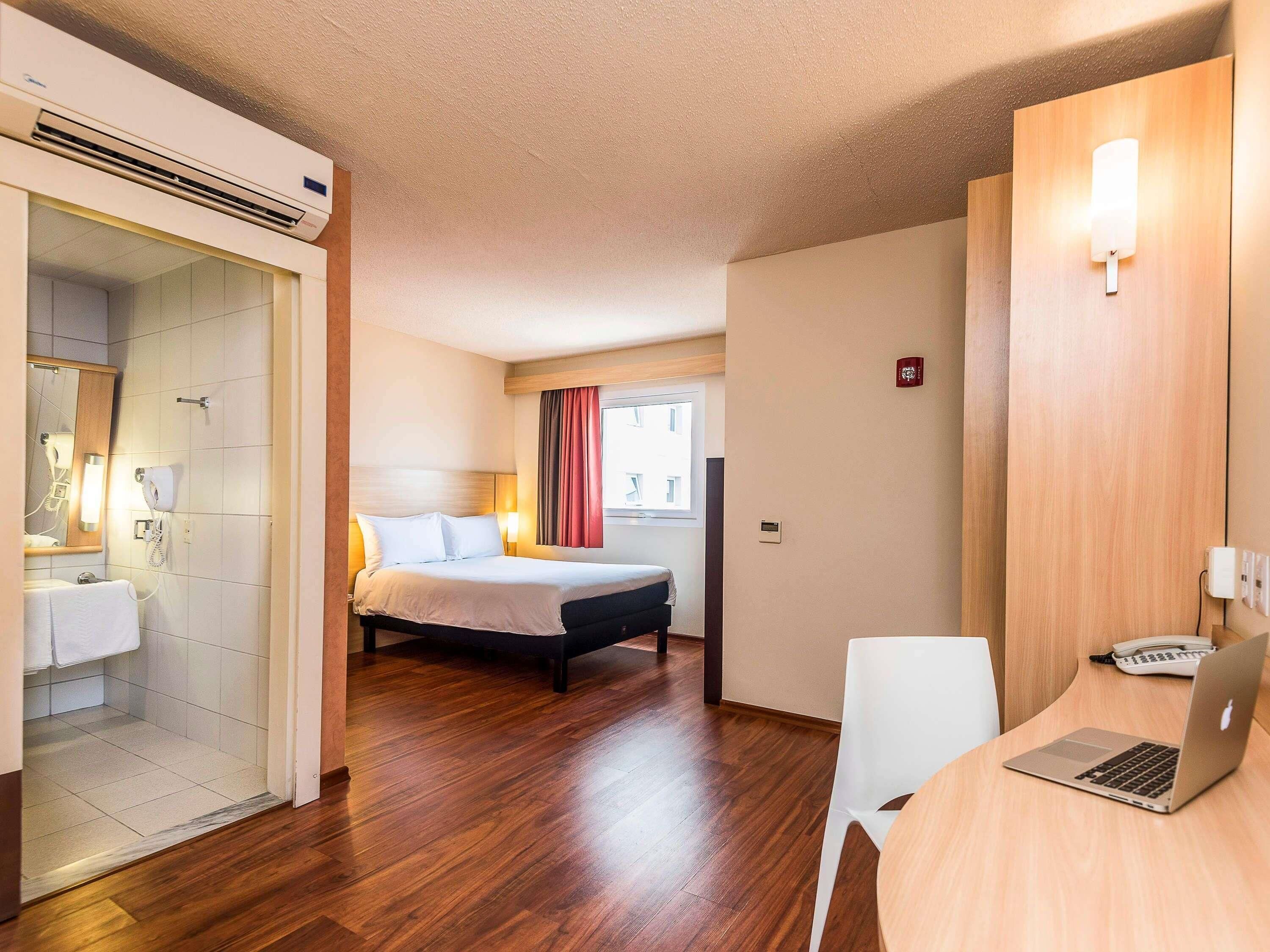 Chambre Standard, 1 lit double, accessible aux personnes à mobilité réduite | Coffre-fort, bureau, système d’insonorisation, fer et planche à repasser