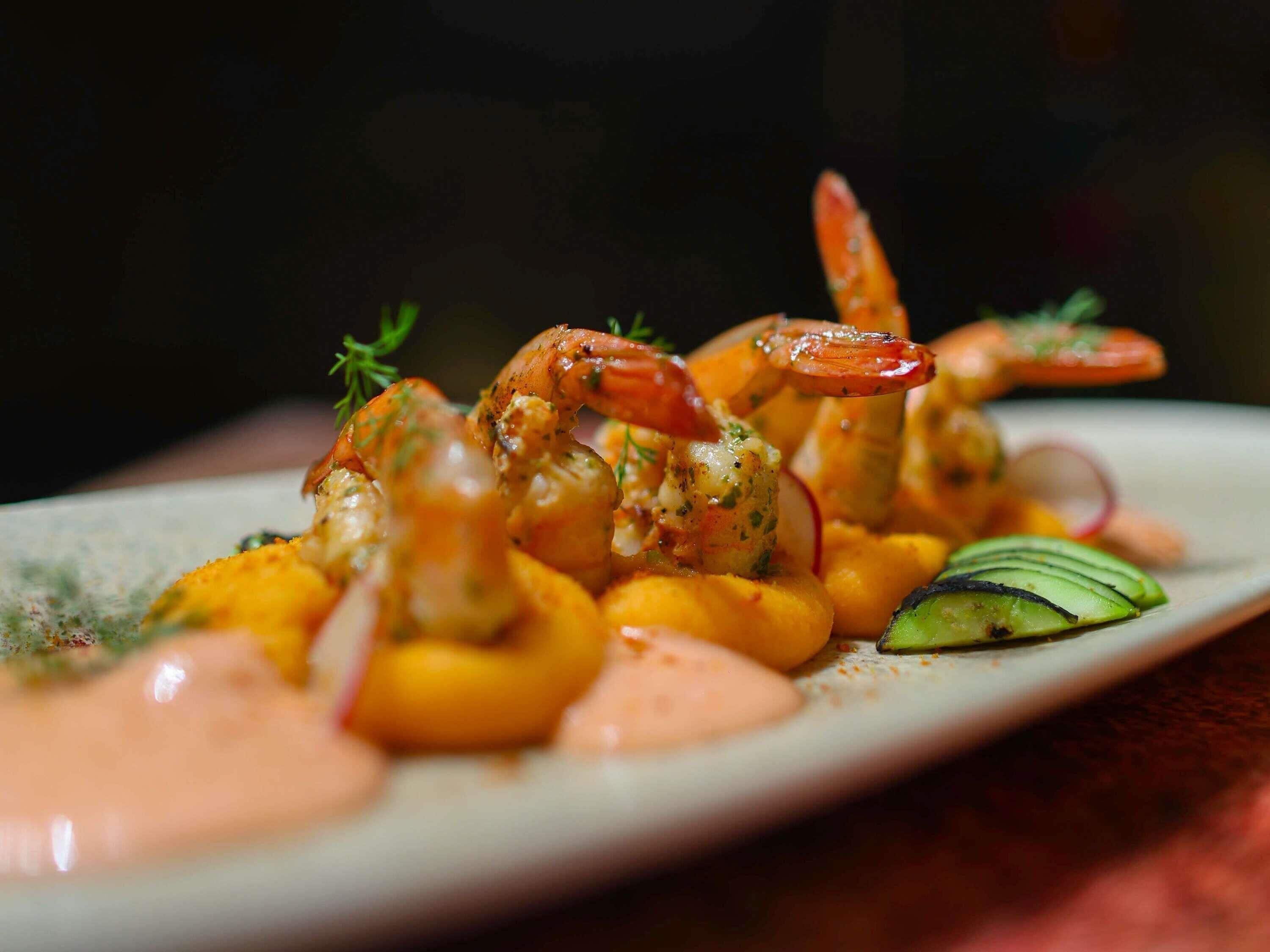 A plate of food with shrimp and vegetables.