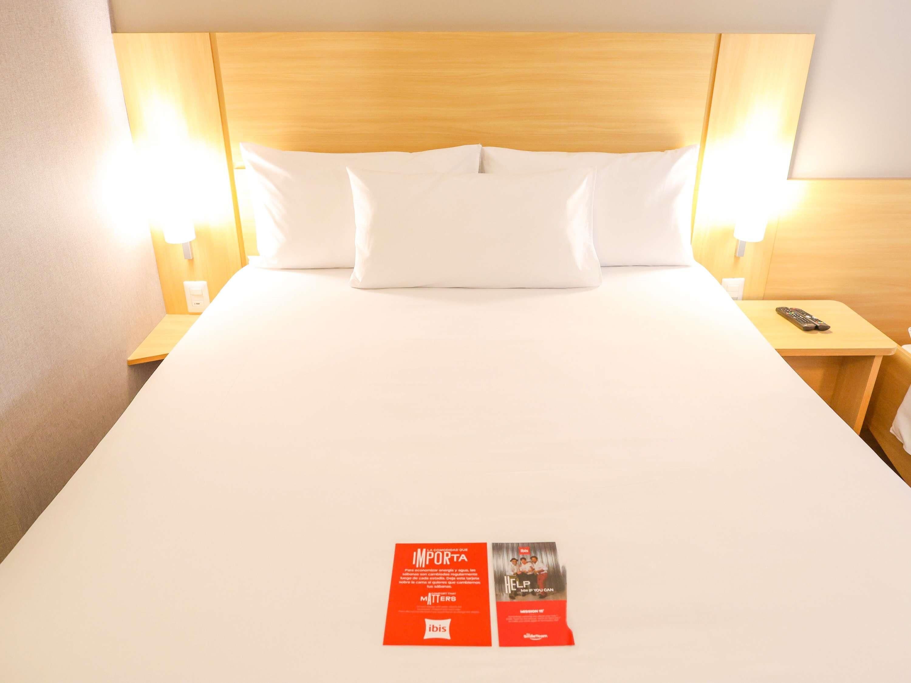 Chambre Standard, plusieurs lits | Coffres-forts dans les chambres, bureau, chambres insonorisées