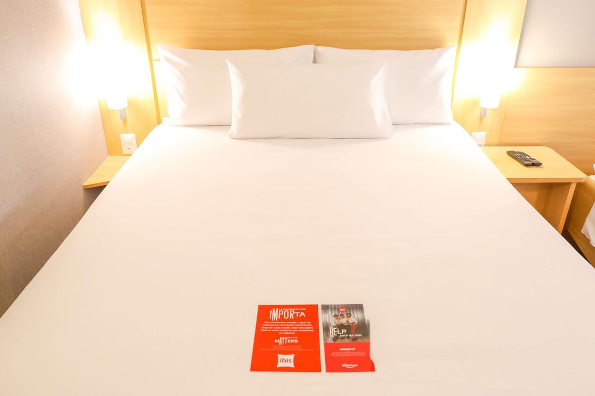 Chambre Standard, plusieurs lits | Coffres-forts dans les chambres, bureau, chambres insonorisées