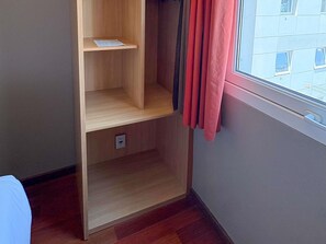 Habitación estándar, 2 camas individuales | Caja fuerte, escritorio, sistema de insonorización