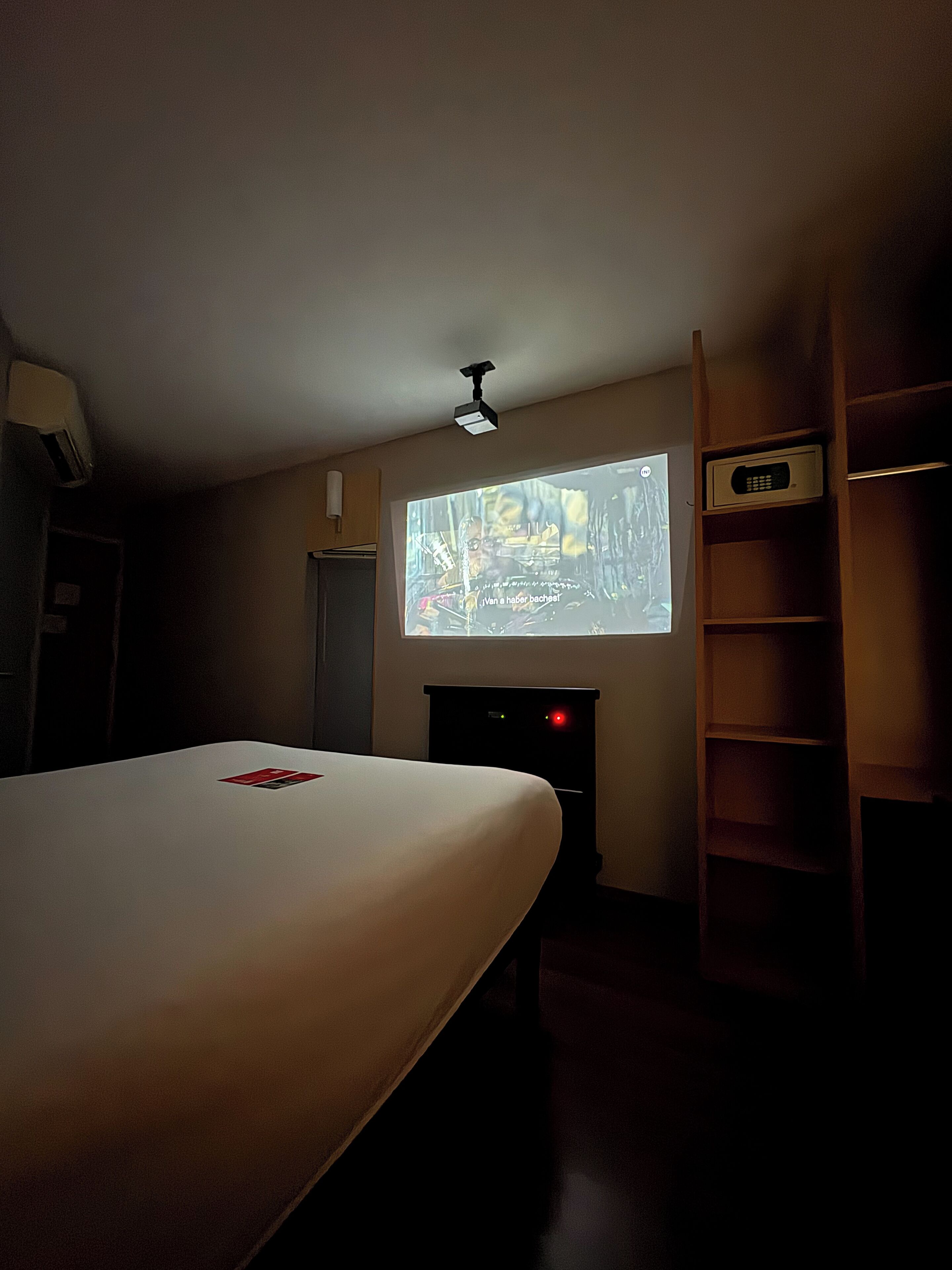 Rom – superior, 1 dobbeltseng (Plug & Play) | Safe på rommet, skrivebord, lydisolert og strykejern/-brett