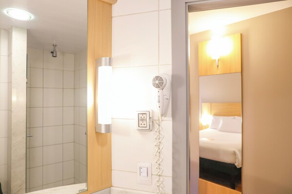 Standard Room, Multiple Beds | Bathroom | Shower, eco-friendly toiletries, hair dryer, towels - ibis Larco Miraflores (Lima)