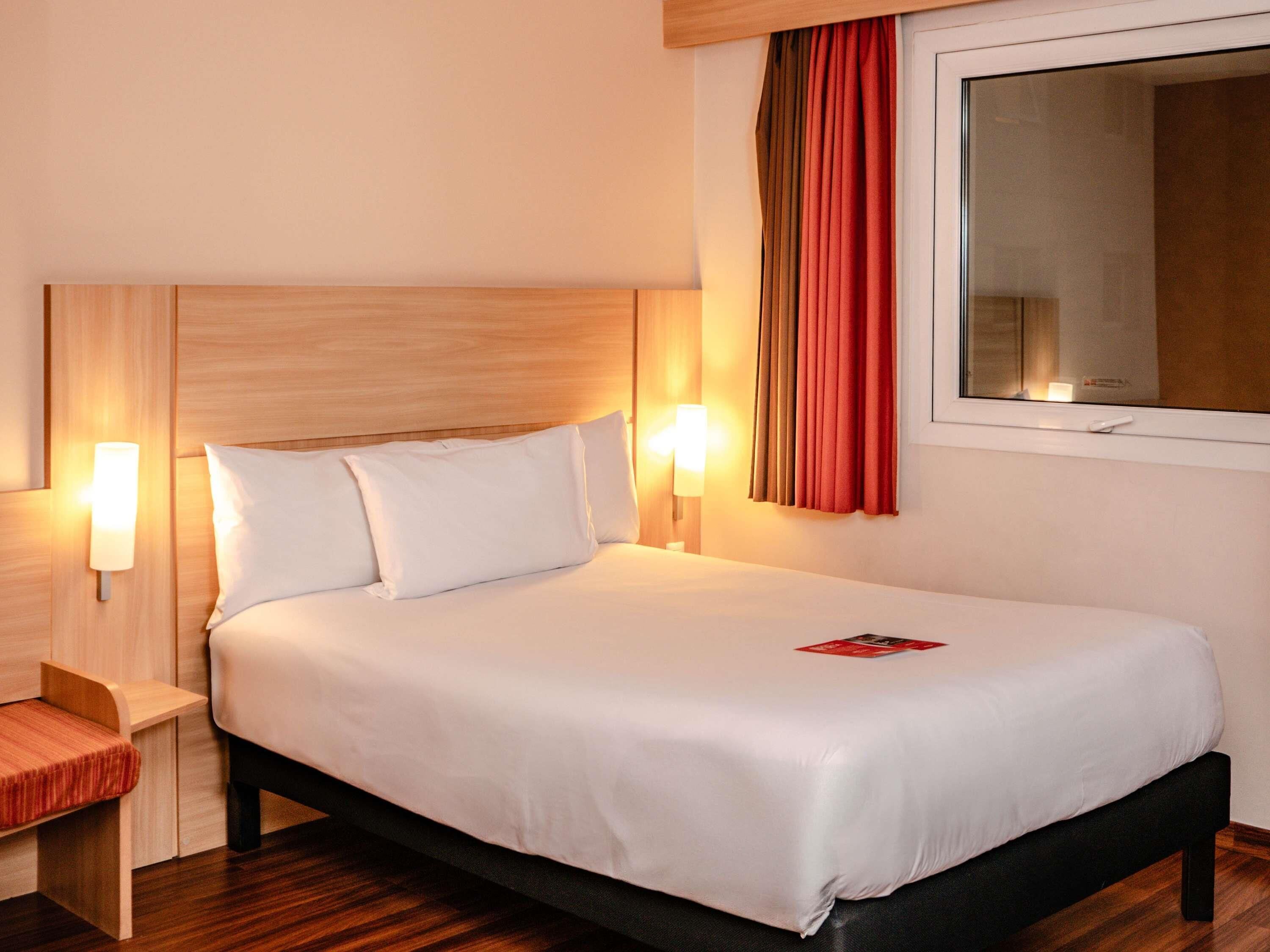 Chambre Standard, 1 lit double, accessible aux personnes à mobilité réduite | Coffre-fort, bureau, système d’insonorisation, fer et planche à repasser