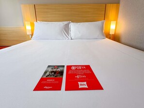 Habitación estándar, 1 cama matrimonial, con acceso para personas discapacitadas | Caja de seguridad en la habitación, escritorio y insonorización 