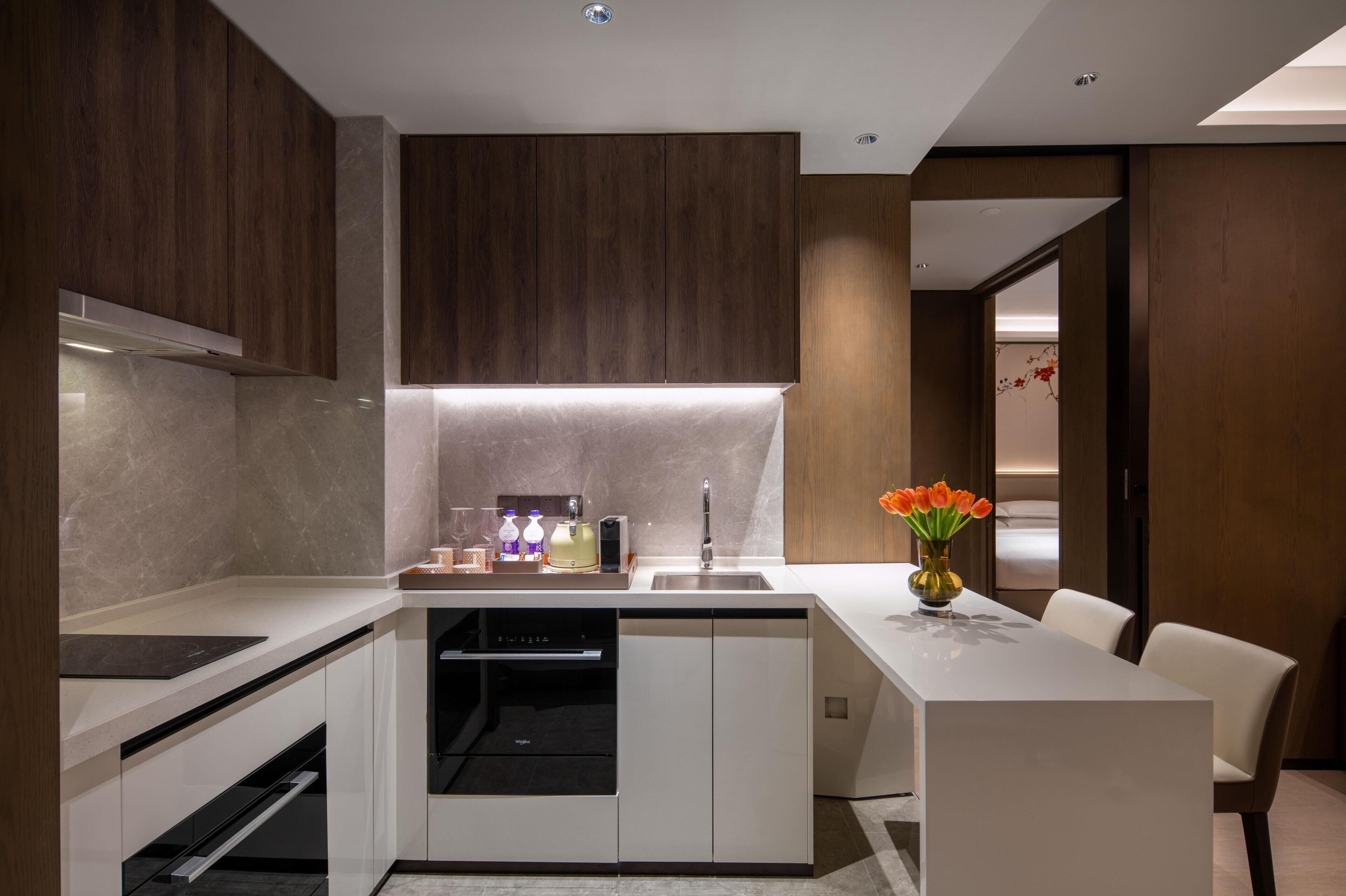 Suite Deluxe, 1 cama King size | Cocina privada | Frigobar, Artículos de limpieza y toallas de papel 