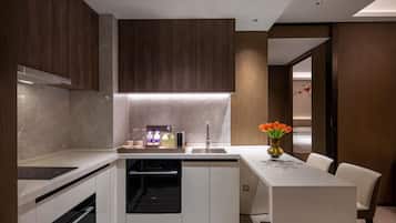 Suite Deluxe, 1 cama King size | Cocina privada | Frigobar, Artículos de limpieza y toallas de papel