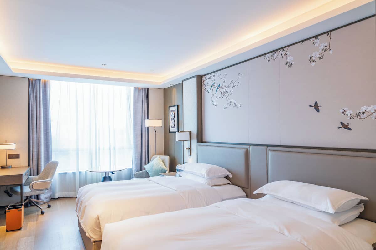 Rom – deluxe, 2 enkeltsenger | Minibar, safe på rommet, individuelt dekorert og skrivebord