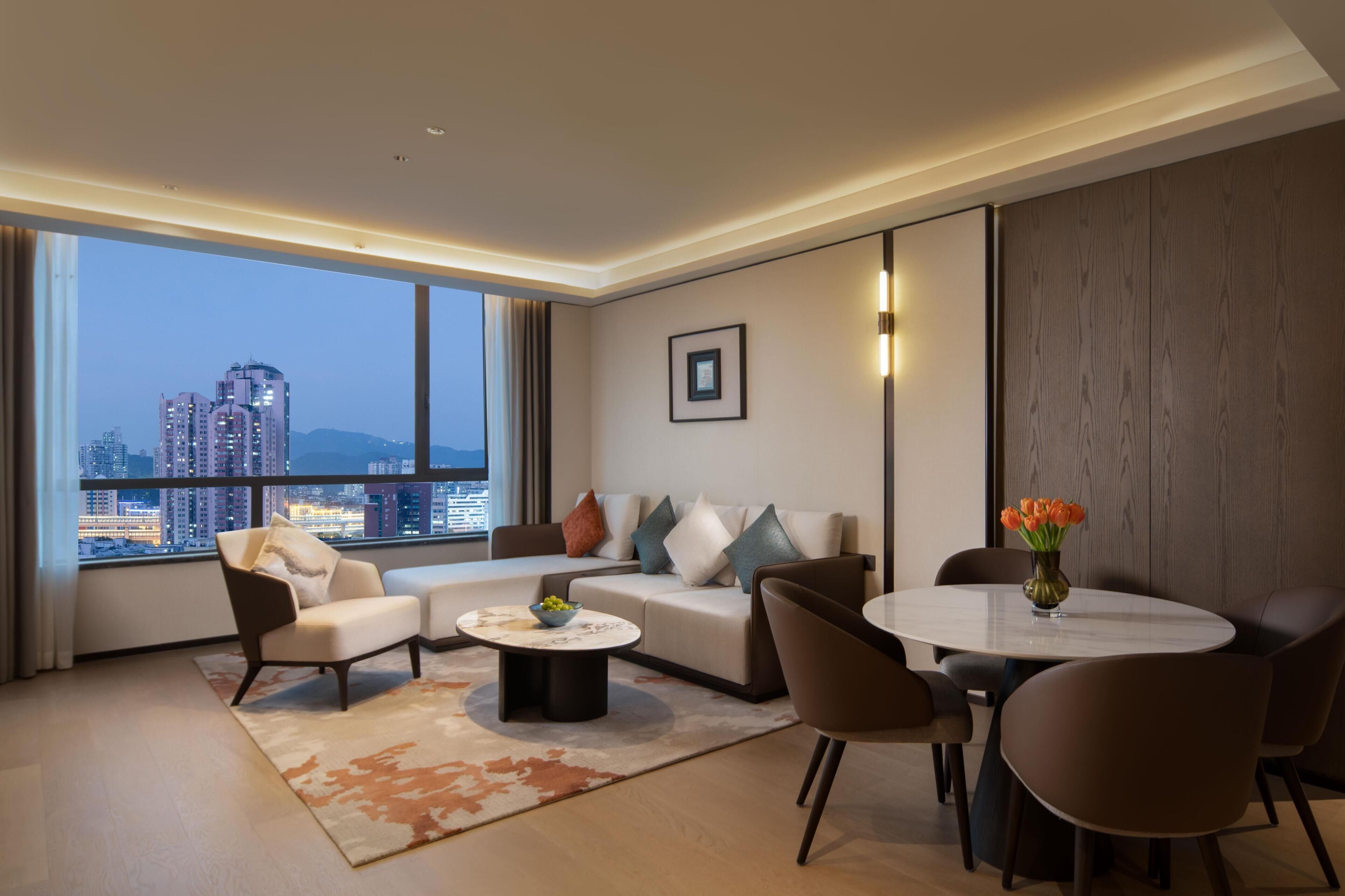 Suite, 2 habitaciones | Zona de estar | Televisión LED de 55 pulgadas con canales por cable, una oficina