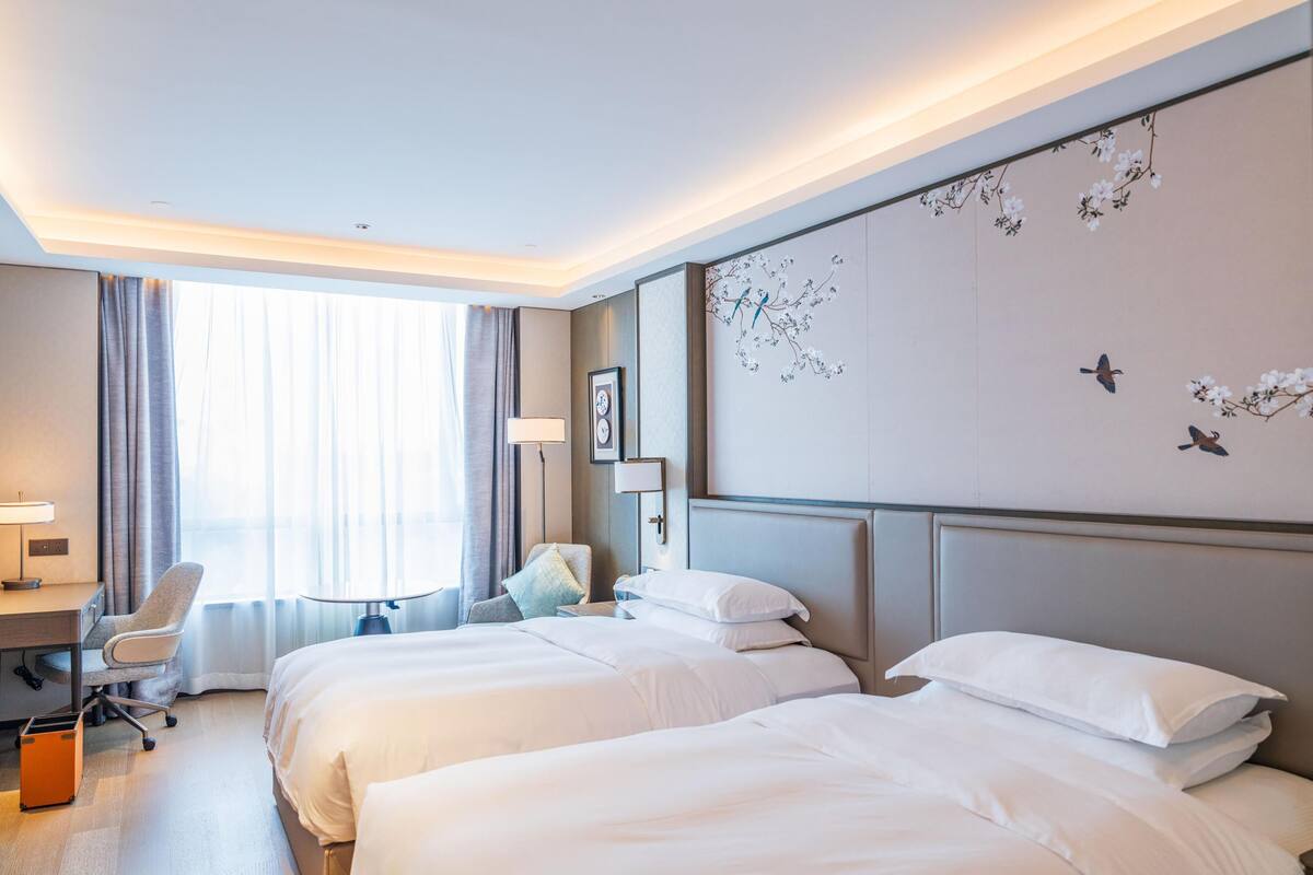 Habitación Deluxe, 2 camas individuales | Minibar, caja fuerte, escritorio y espacio para trabajar con un portátil