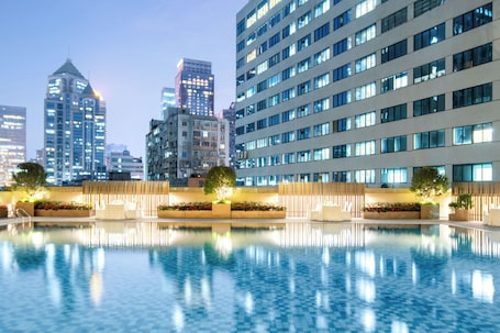 Una piscina al aire libre de temporada