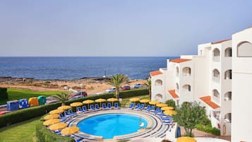 Piscine extérieure, parasols de plage, chaises longues