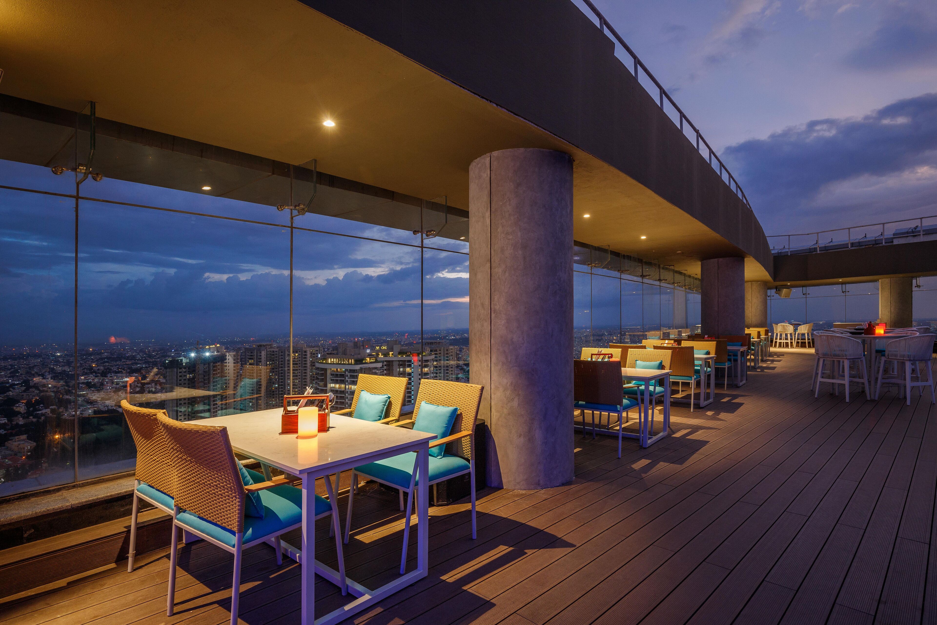 朝食、ランチ、ディナーに営業