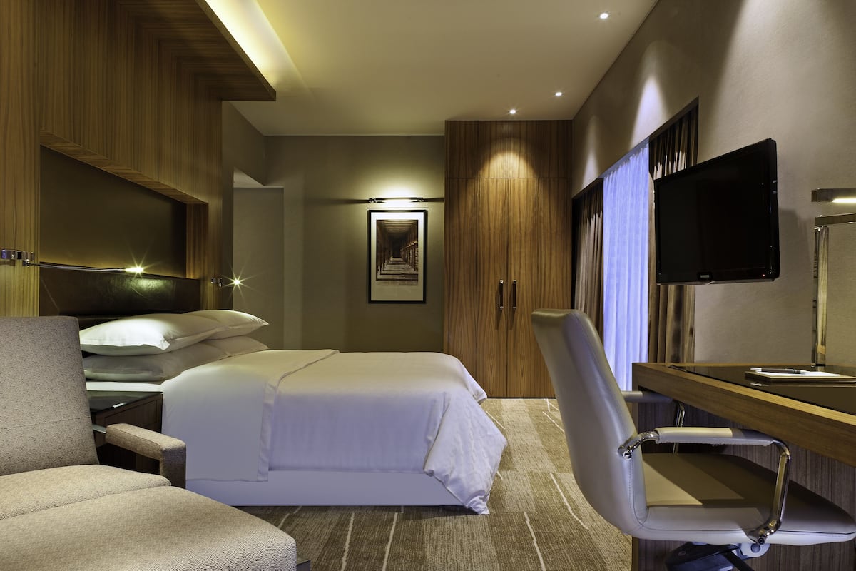 1 bedroom, premium bedding, down duvets, free minibar items