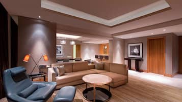 Executive Suite | Sala de estar | TV LCD 37 polegadas com canais a cabo, TV, DVD player