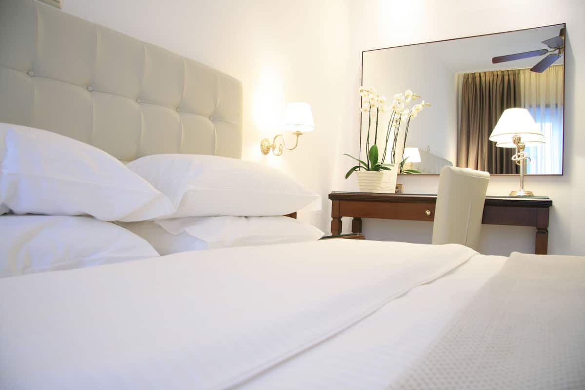 standard double room | premium bedding, minibar, in-room safe, desk