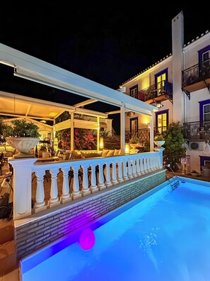 室外游泳池,提供日光浴躺椅和救生員