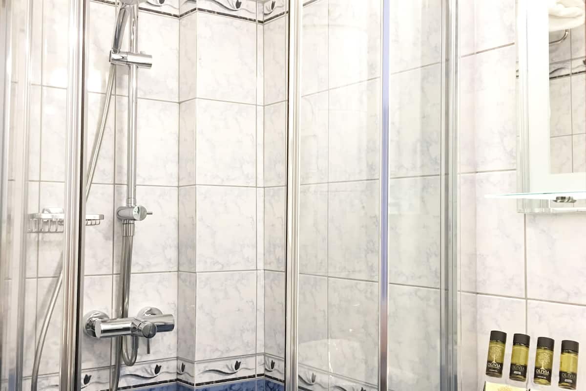shower, hydromassage showerhead, free toiletries, hair dryer