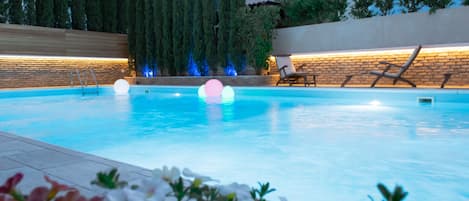 Piscine extérieure, chaises longues, maßtres-nageurs sur place