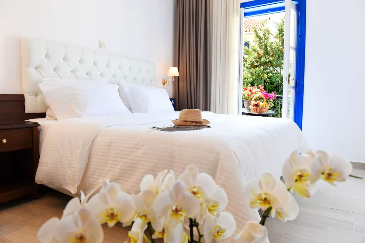 Standard-Doppelzimmer, Poolblick | Hochwertige Bettwaren, Minibar, Zimmersafe, Schreibtisch