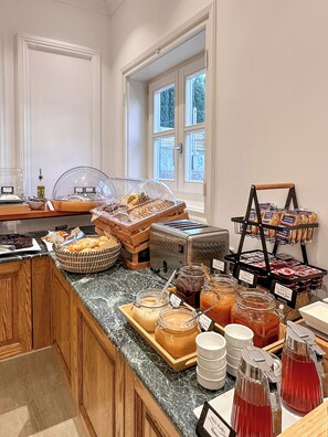 Free daily local cuisine breakfast - Armata Boutique Hotel (Spetses)
