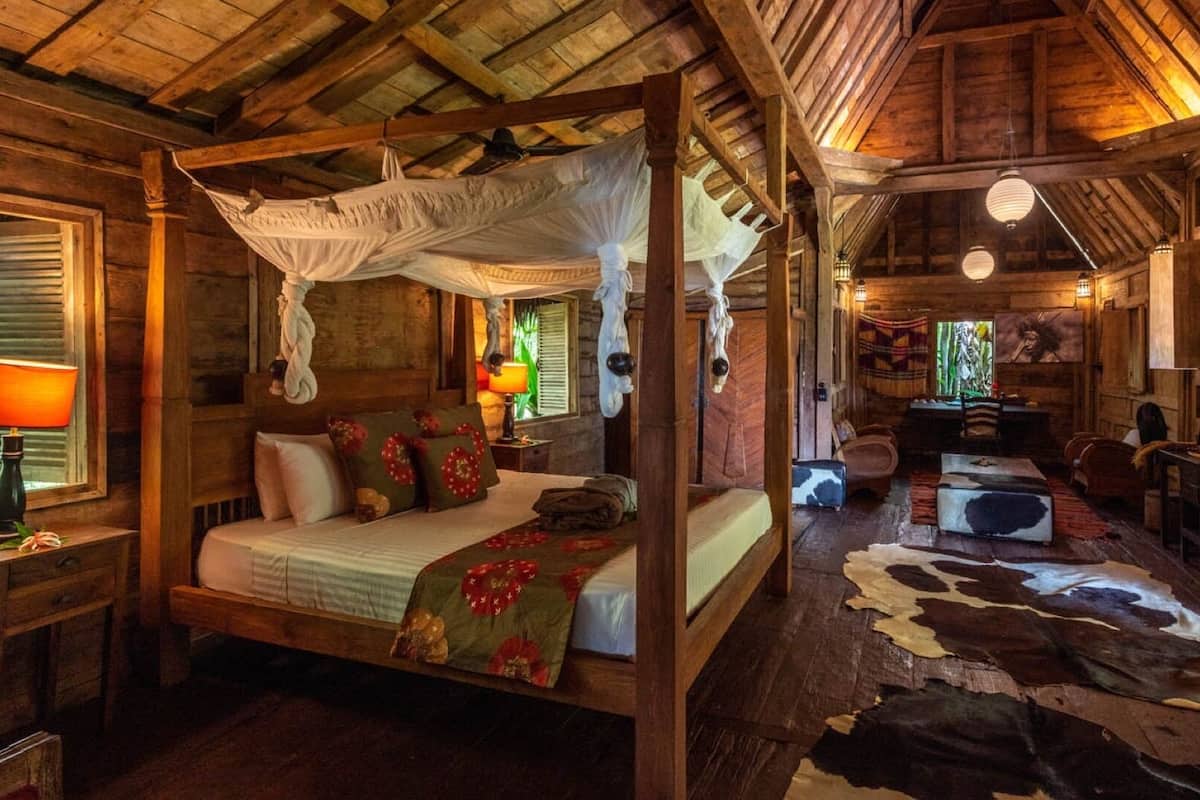 2 bedrooms, premium bedding, minibar, in-room safe