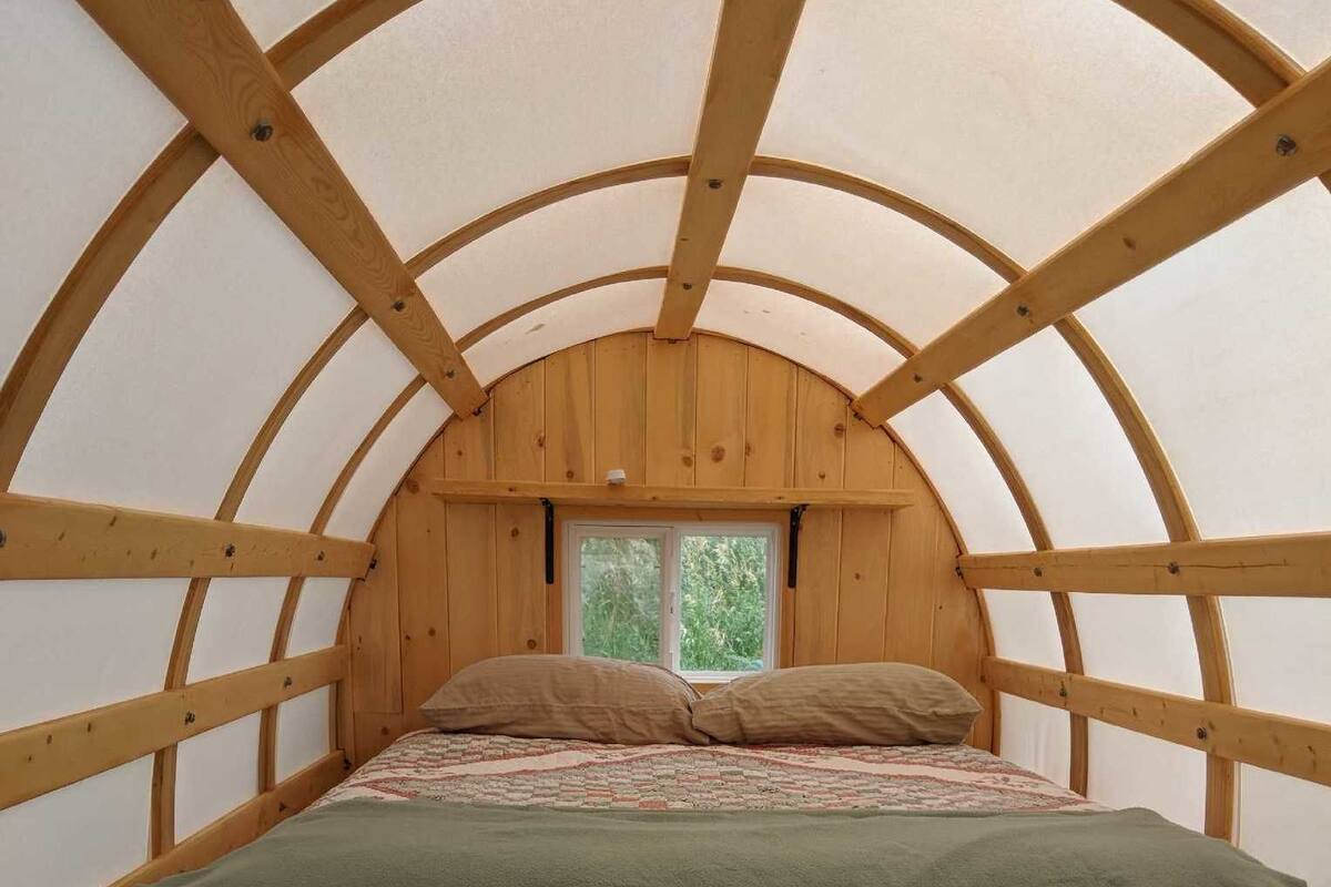 Quarto, 1 cama Queen | Wi-Fi de cortesia, individualmente decorados, individualmente mobiliados