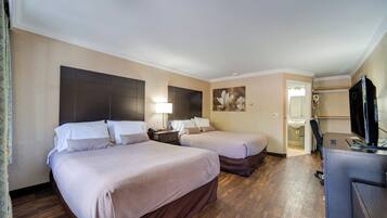 Kamar Standar, 2 Tempat Tidur Queen, akses difabel (ADA) | Meja kerja, ruang kerja ramah laptop, dan tirai kedap cahaya