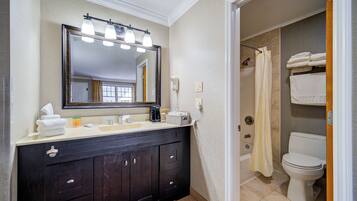 Standard Room, 1 King Bed, Second Floor | Bathroom