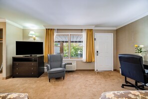 Habitació superior, 2 llits de matrimoni (First or Second Floor) | Escriptori, espai de treball apte per a portàtils i cortines opaques 