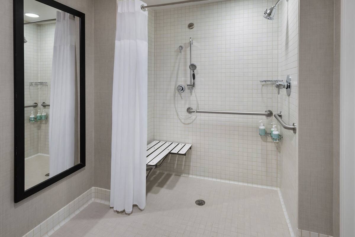 开间, 1 张特大床和 1 张沙发床 (Mobility/Hearing Access, Roll-In Shwr) | 浴室 | 淋浴/盆浴组合、免费洗浴用品、毛巾