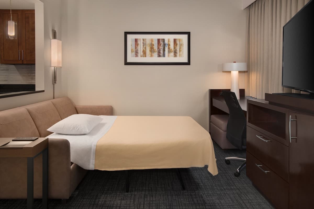 Luxe beddengoed, een kluis op de kamer, een bureau, een laptopwerkplek