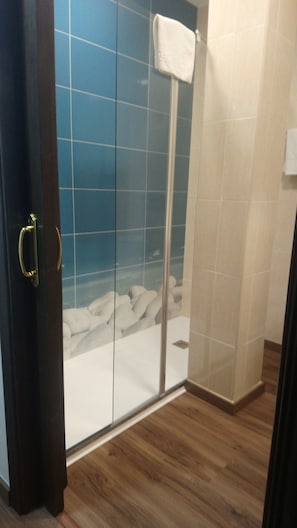 Free toiletries, hair dryer, bidet, towels - Hotel Sostenible La Laguna (Brozas)