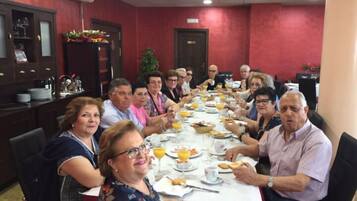 Serveert lunch en diner