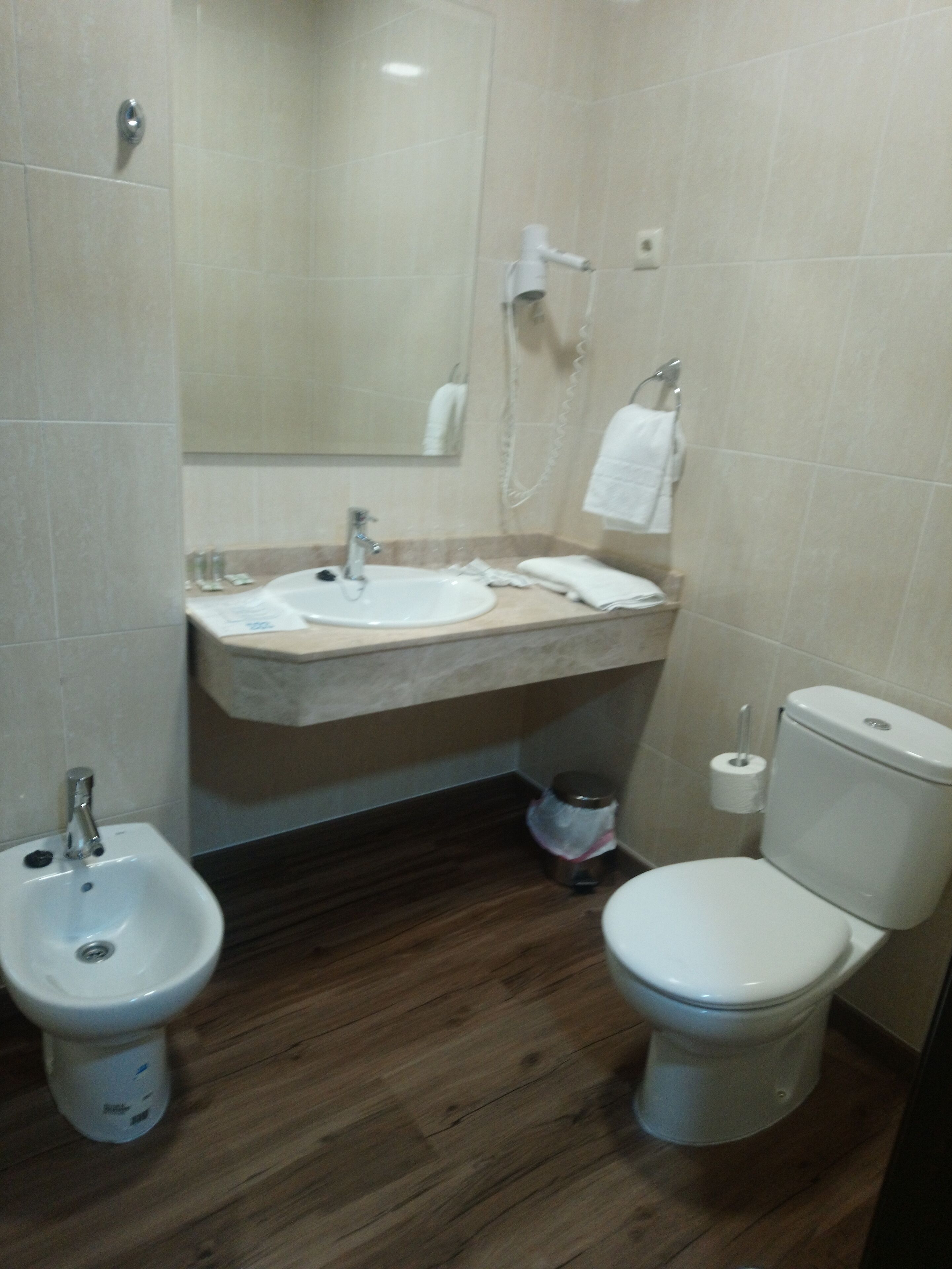 triple room | bathroom | free toiletries, hair dryer, bidet, towels