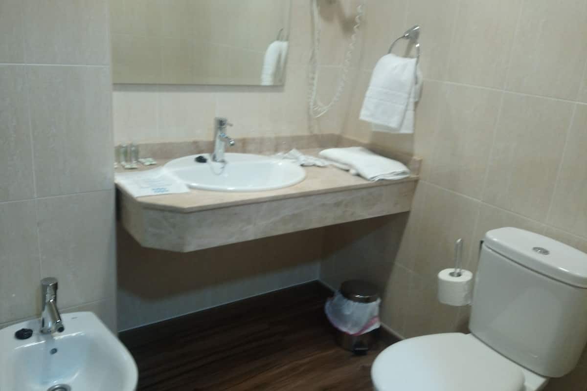 triple room | bathroom | free toiletries, hair dryer, bidet, towels