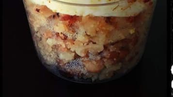 Un postre en un recipiente transparente.