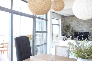 Penthouse Superior, 3 phòng ngủ | Khu vực ăn uống tại phòng