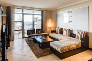 Superior-Apartment, 2 Schlafzimmer | Wohnbereich | 40-Zoll-Plasmafernseher mit Satellitenempfang, Fernseher, DVD-Player