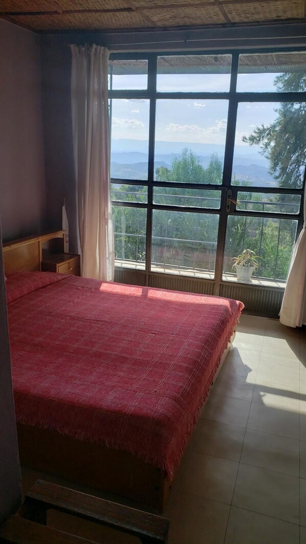 Tallelokero huoneessa, työpöytä, silitysrauta/-lauta