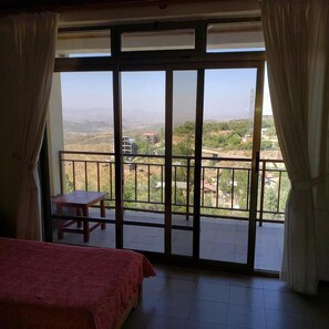 Zimmersafe, Schreibtisch, Bügeleisen/Bügelbrett, kostenlose Babybetten