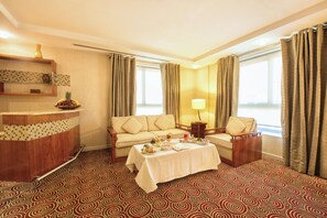 Presidential-sviitti, 1 suuri parisänky | Minibaari, tallelokero huoneessa, työpöytä, pimennysverhot